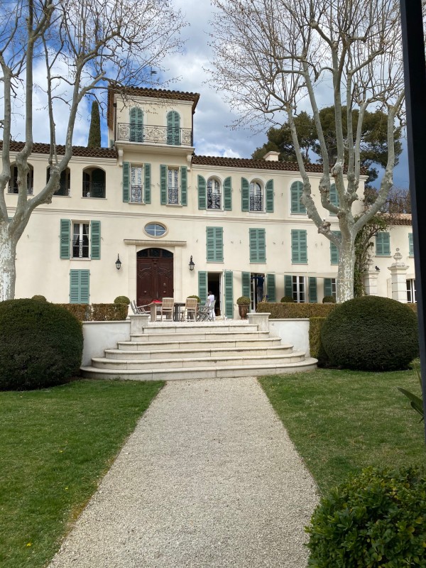 Vente de la meilleure peinture haut de gamme pour repeindre des boiseries de fenêtres par une bonne entreprise d'application de peinture à TOULON dans le VAR