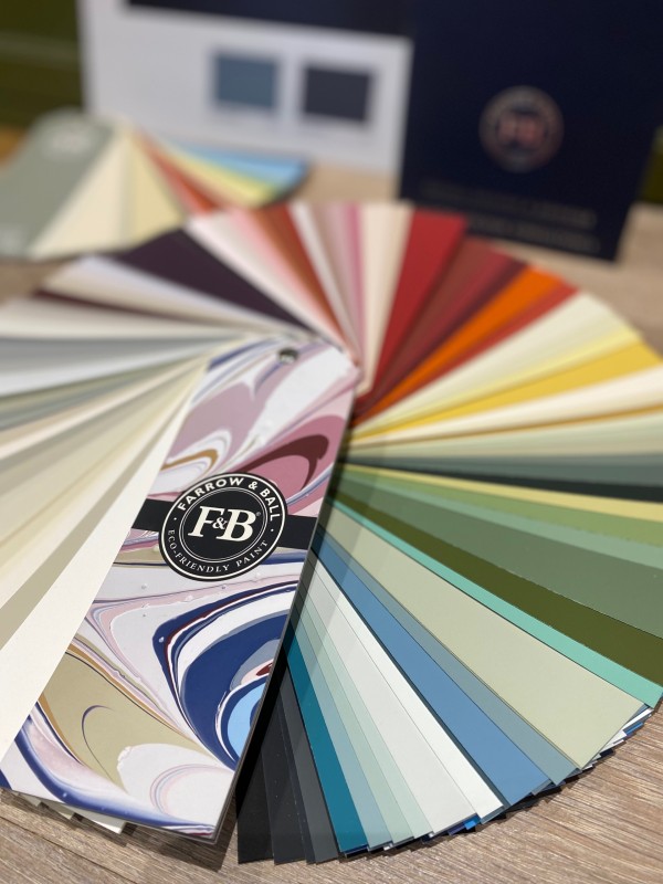 Conseils couleurs avec un très bon décorateur d'intérieur qui utilise les peintures de la marque haut de gamme FARROW AND BALL à TOULON dans le VAR