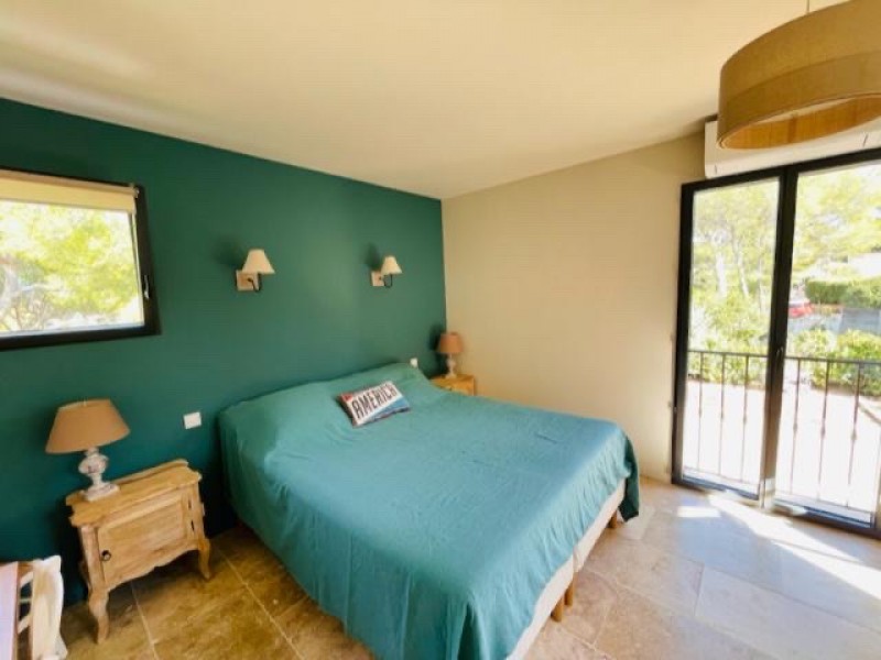 Mise en peinture d'un mur de chambre à coucher au Pradet avec la peinture FARROW & BALL Vardo n°288