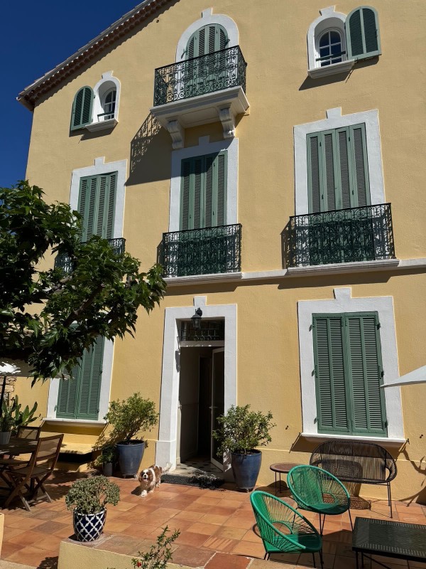 Application d'une peinture Farrow and BAll en façade par une netreprise d epeinture qualifiée à TOULON