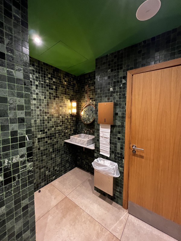 Moderniser les toilettes de son restaurant dans le Sud avec de la peinture de qualité de la marque Farrow And Ball à Toulon