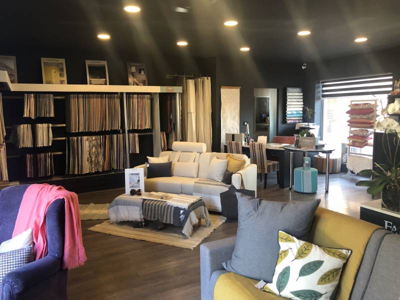 Mise en peinture par l'entreprise de peinture avec une peinture noire de la marque haut de gamme FARROW AND BALL à SANARY par une bonne entreprise de rénovation et décoration