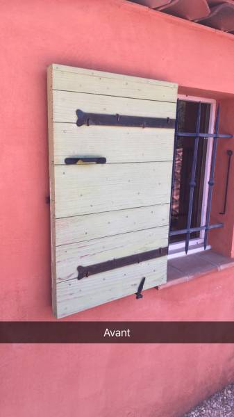 artisan qualifié qui repeint les volets près de Toulon à peindre